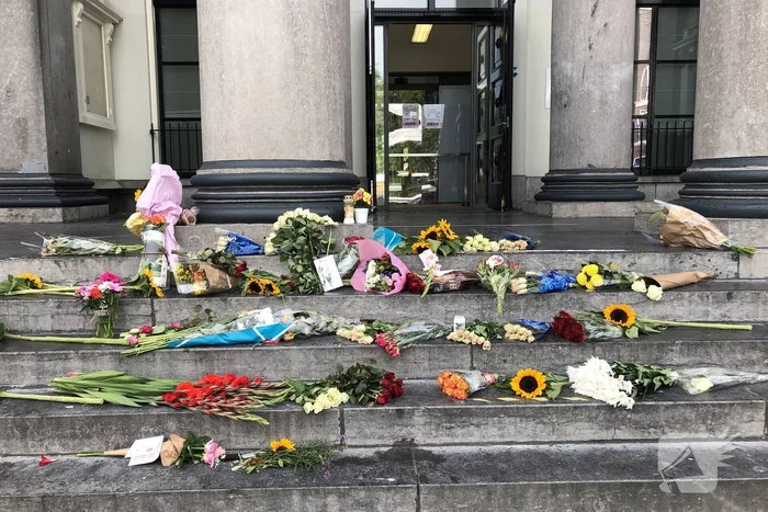 Bloemen bij Gerechtshof voor Peter R de Vries