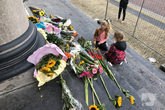 Bloemen bij Gerechtshof voor Peter R de Vries