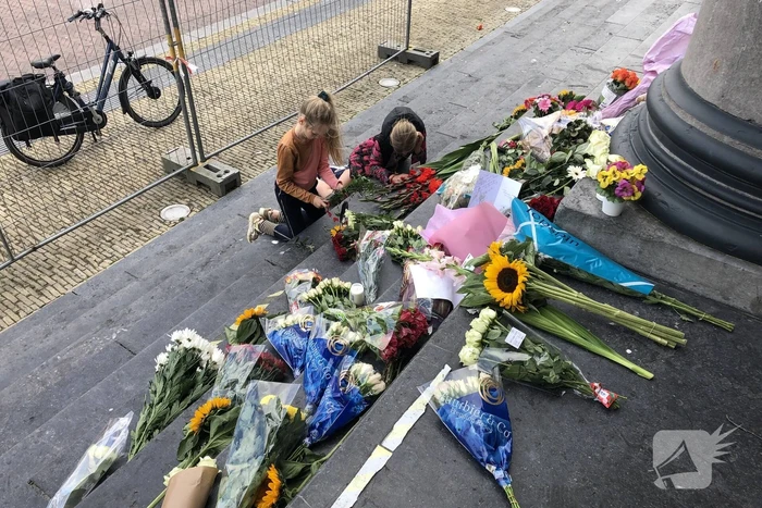 Bloemen bij Gerechtshof voor Peter R de Vries