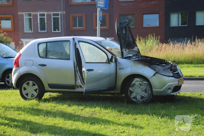 Auto zwaar beschadigd door brand