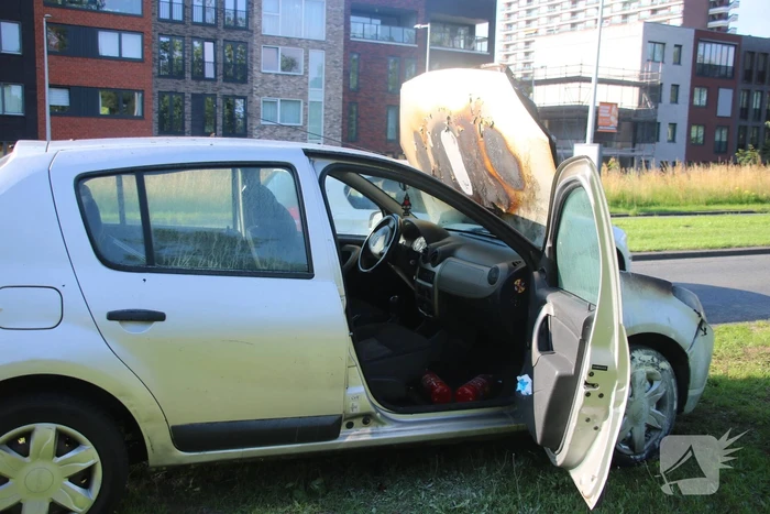 Auto zwaar beschadigd door brand