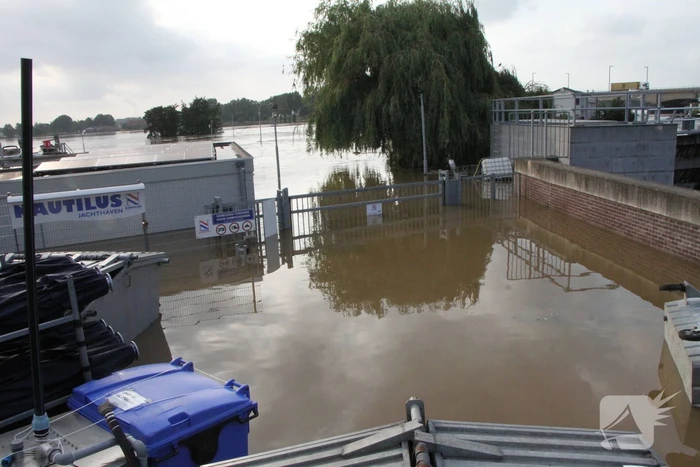 Overstromingen door stijgend water in de maas