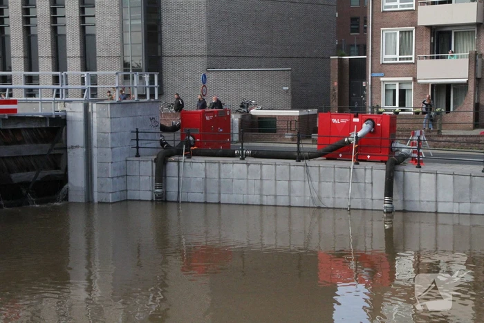 Overstromingen door stijgend water in de maas