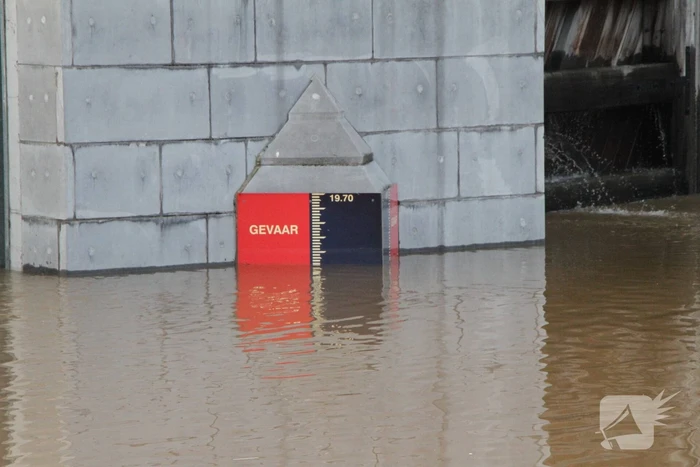Overstromingen door stijgend water in de maas
