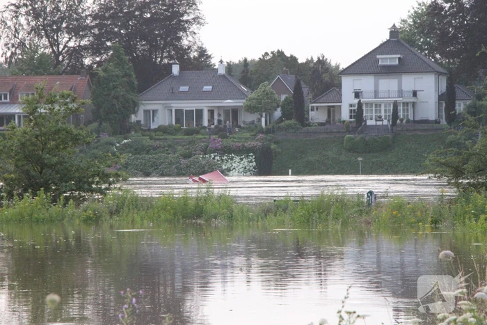 Overstromingen door stijgend water in de maas
