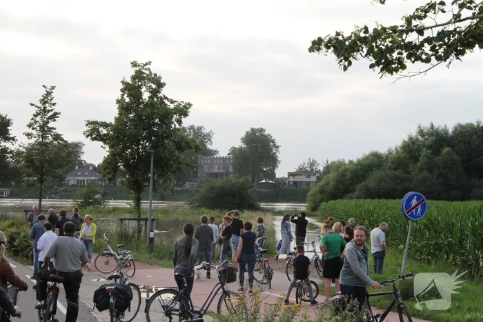 Overstromingen door stijgend water in de maas
