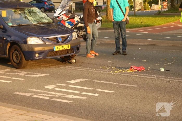 Opzittenden van scooter gewond na ongeval