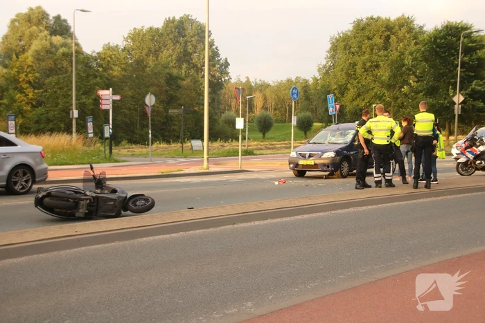 Opzittenden van scooter gewond na ongeval