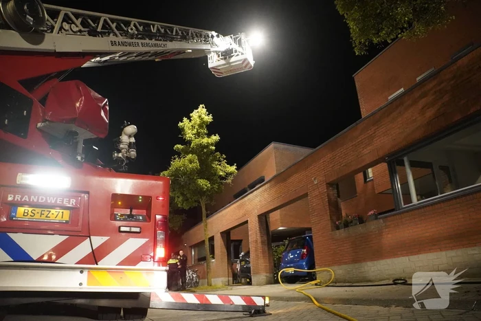Brandweer blust brandende powerbank