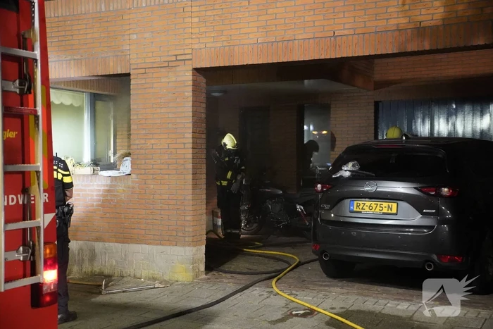Brandweer blust brandende powerbank