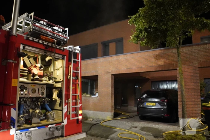 Brandweer blust brandende powerbank