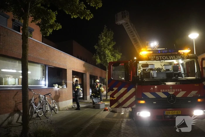 Brandweer blust brandende powerbank