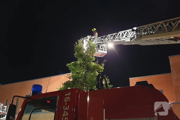 Brandweer blust brandende powerbank