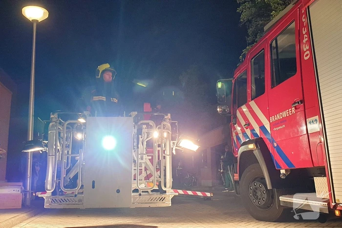Brandweer blust brandende powerbank
