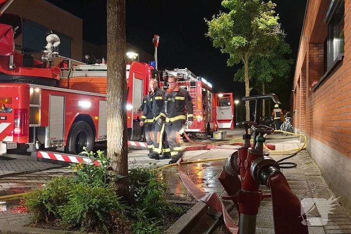 Brandweer blust brandende powerbank