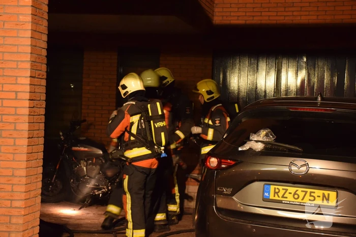 Brandweer blust brandende powerbank