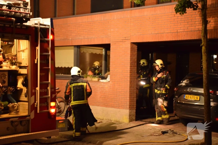 Brandweer blust brandende powerbank