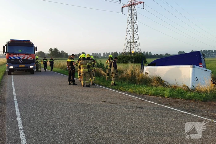 Bestuurder valt in slaap en raakt van de weg