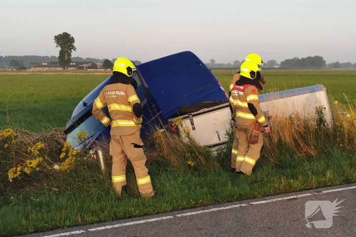 Bestuurder valt in slaap en raakt van de weg