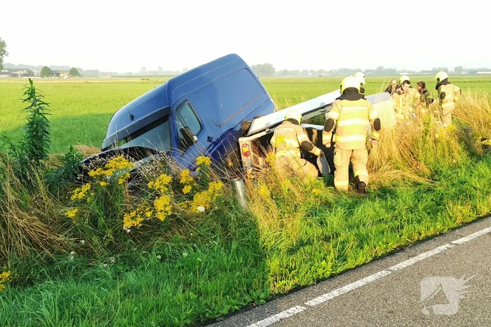 Bestuurder valt in slaap en raakt van de weg