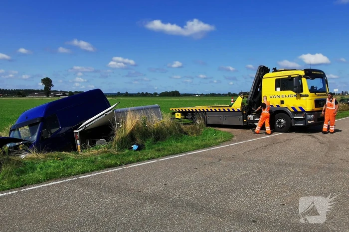 Bestuurder valt in slaap en raakt van de weg