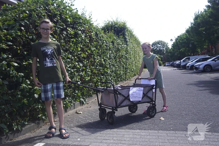 Niels (10) en Mirte (7) halen geld op voor Limburg