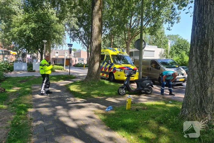 Scooterrijder onderuit door ontbrekende stoeptegel