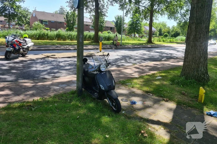 Scooterrijder onderuit door ontbrekende stoeptegel