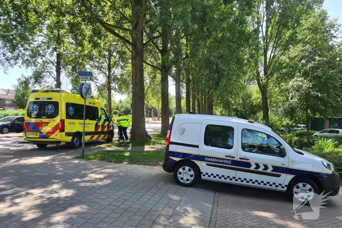 Scooterrijder onderuit door ontbrekende stoeptegel