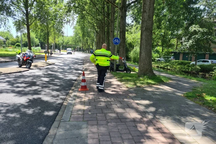 Scooterrijder onderuit door ontbrekende stoeptegel