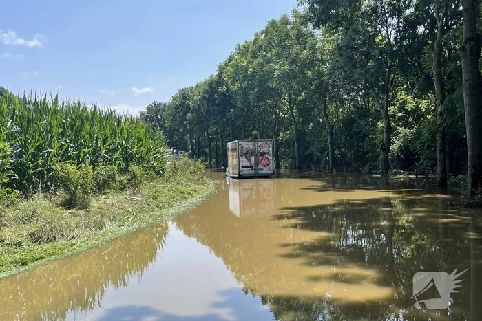 Bakwagen rijdt zichzelf vast in overstroomde weg