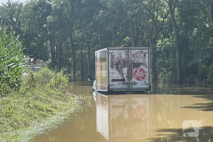Bakwagen rijdt zichzelf vast in overstroomde weg