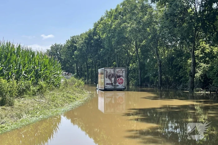 Bakwagen rijdt zichzelf vast in overstroomde weg