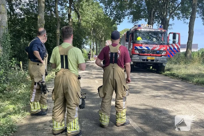Bakwagen rijdt zichzelf vast in overstroomde weg