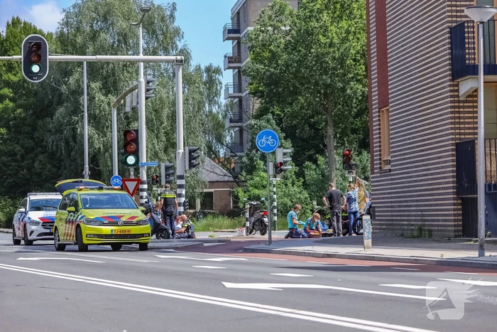 Scooterrijders botsen op fietspad