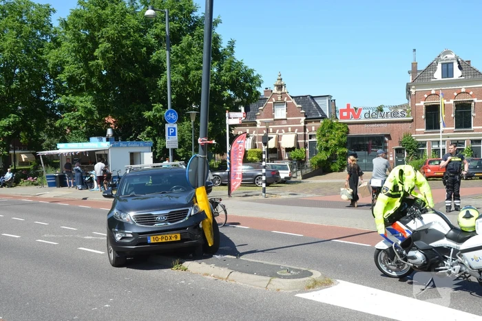 Automobilist botst met auto op paal