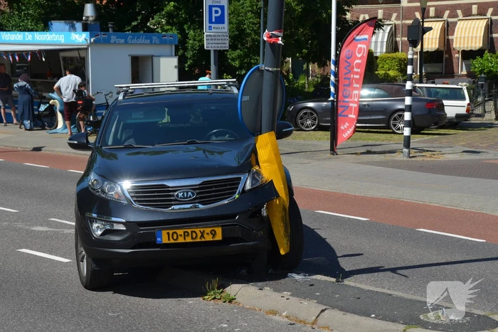 Automobilist botst met auto op paal