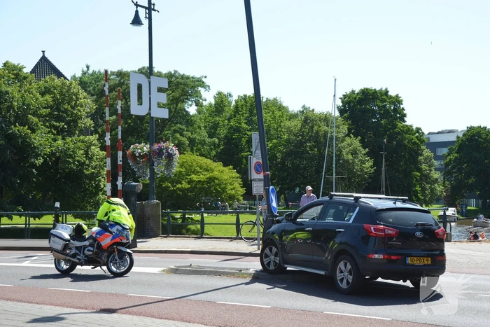 Automobilist botst met auto op paal