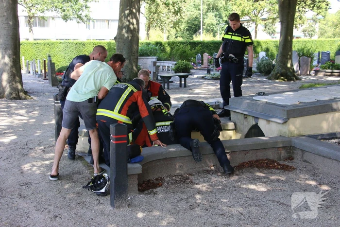Man rijdt met scootmobiel grafkelder in