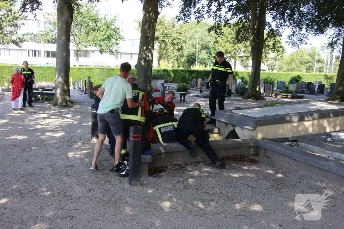 Man rijdt met scootmobiel grafkelder in