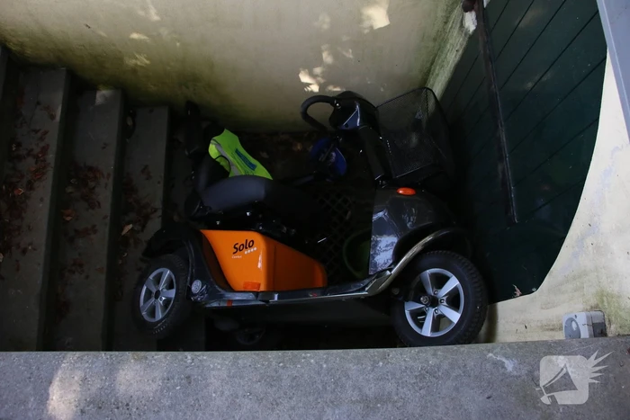 Man rijdt met scootmobiel grafkelder in
