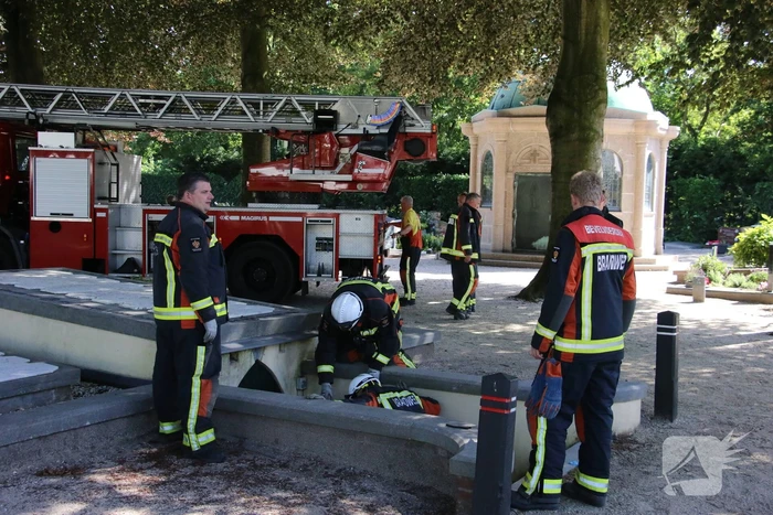 Man rijdt met scootmobiel grafkelder in
