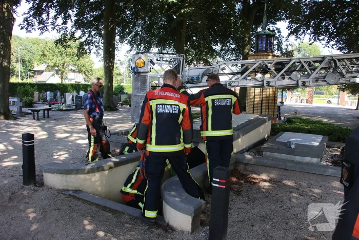 Man rijdt met scootmobiel grafkelder in