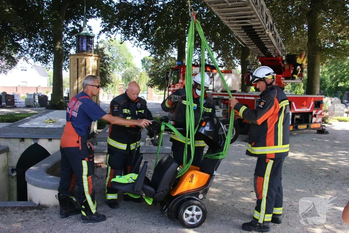 Man rijdt met scootmobiel grafkelder in