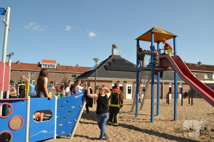 Jongeman vast in met knie in speeltoestel