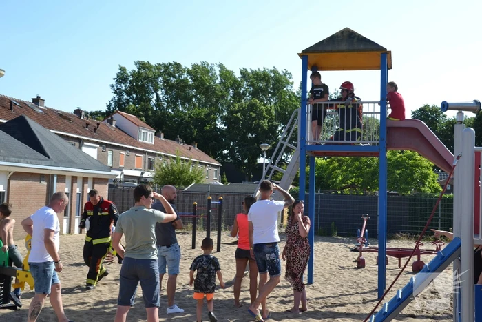 Jongeman vast in met knie in speeltoestel