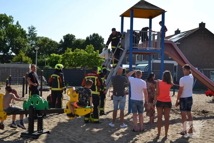 Jongeman vast in met knie in speeltoestel