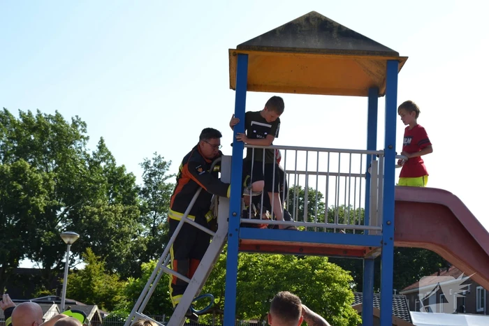Jongeman vast in met knie in speeltoestel