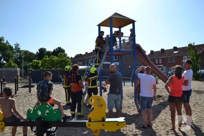 Jongeman vast in met knie in speeltoestel