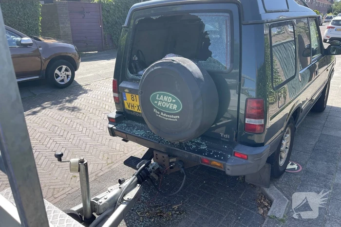 Achterruit 4x4-voertuig ingeslagen en tuingereedschap verdwenen